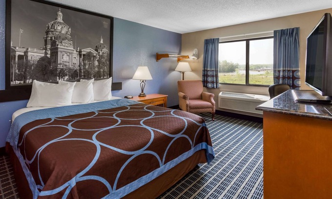 Coralville Hotel | Super 8 by Wyndham Iowa City/Coralville