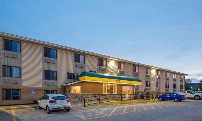 Coralville Hotel | Super 8 by Wyndham Iowa City/Coralville