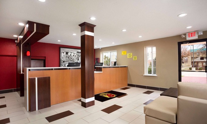 Joplin Hotel | Super 8 by Wyndham Joplin