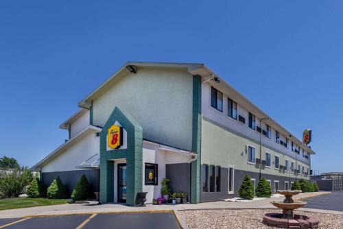 Waldron Hotel | Super 8 by Wyndham Kansas City at Barry Road/Airport
