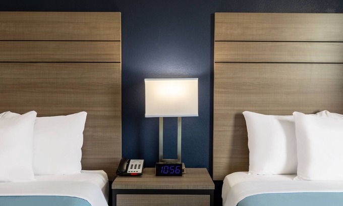 Bonanza Hotel | Super 8 by Wyndham Laredo
