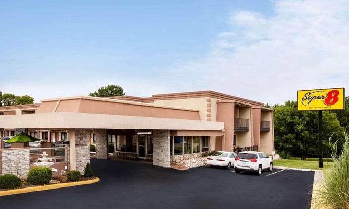 Sunset Hills Hotel | Super 8 by Wyndham Lawrence KU