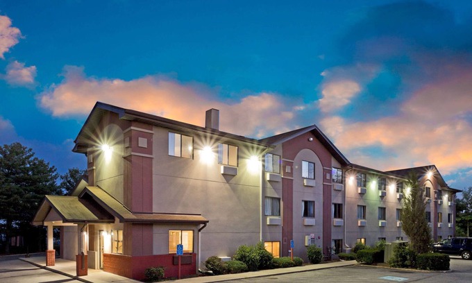 California Hotel | Super 8 by Wyndham Lexington Park/California Area