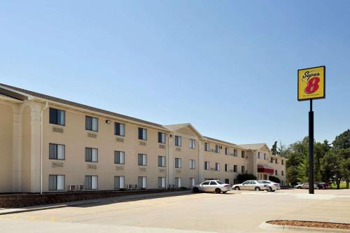 Lincoln Hotel | Super 8 by Wyndham Lincoln North