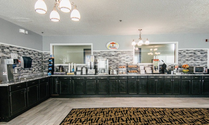 McLean Hotel | Super 8 by Wyndham McLean/Bloomington SW