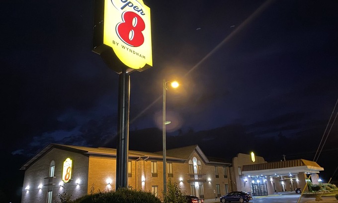 Metropolis Hotel | Super 8 by Wyndham Metropolis