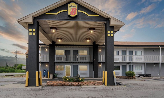 Millbury Hotel | Super 8 by Wyndham Millbury/Toledo