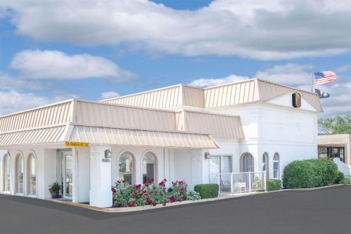 Morton Grove Hotel | Super 8 by Wyndham Morton Grove/Chicago