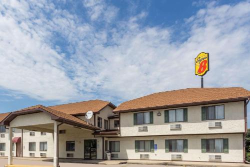 Morris Hotel | Super 8 by Wyndham Morris