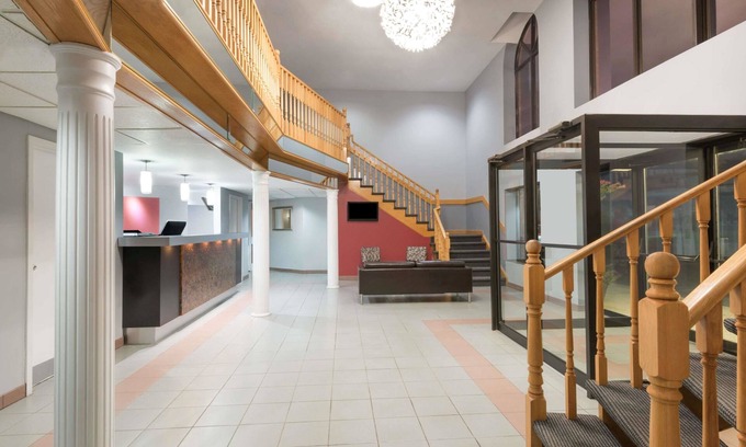 Hamilton Hotel | Super 8 by Wyndham Mt Hope Hamilton Intl Arpt ON