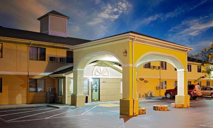 Muncie Hotel | Super 8 by Wyndham Muncie/Ball St. College Area