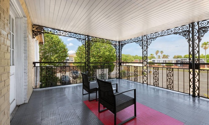 Viavant - Venetian Isles Hotel | Super 8 by Wyndham New Orleans