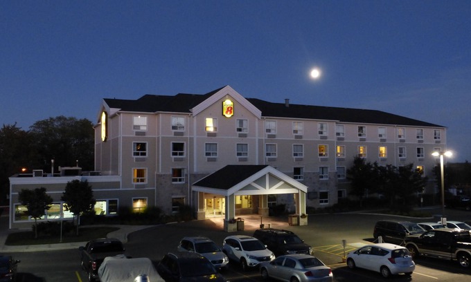 Peterborough Hotel | Super 8 by Wyndham Peterborough