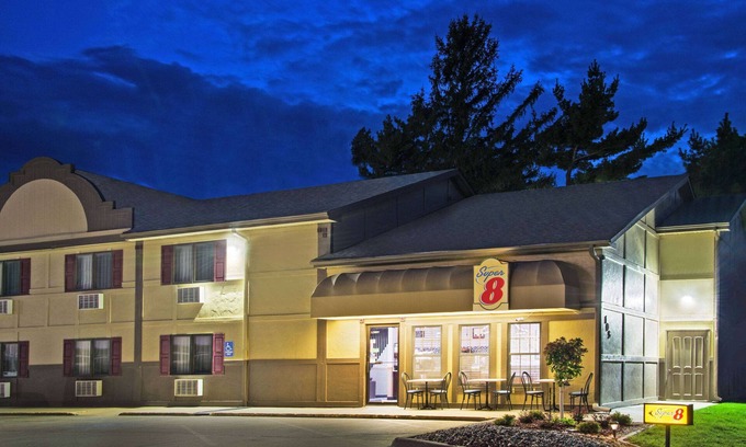 Pella Hotel | Super 8 by Wyndham Pella
