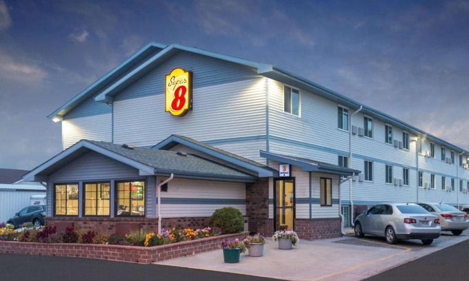 Pierre Hotel | Super 8 by Wyndham Pierre SD