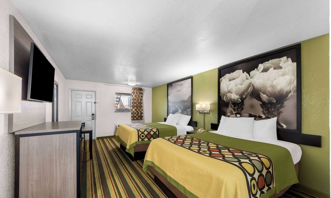 Pleasanton Hotel | Super 8 by Wyndham Pleasanton