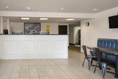 Nasons Corner Hotel | Super 8 by Wyndham Portland/Westbrook Area
