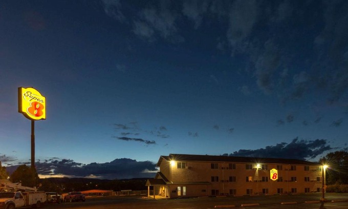 Raton Hotel | Super 8 by Wyndham Raton