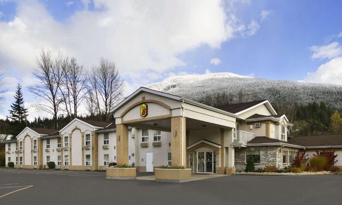 Revelstoke Hotel | Super 8 by Wyndham Revelstoke BC
