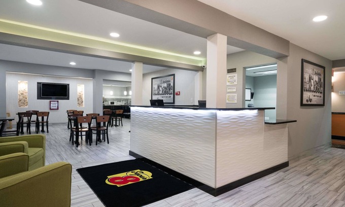 Rochester Hotel | Super 8 by Wyndham Rochester Mayo Clinic Area