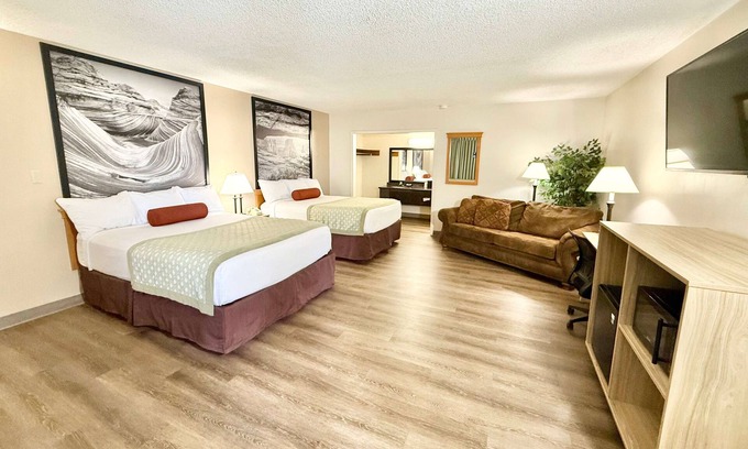 Salina Hotel | Super 8 by Wyndham Salina/Scenic Hills Area