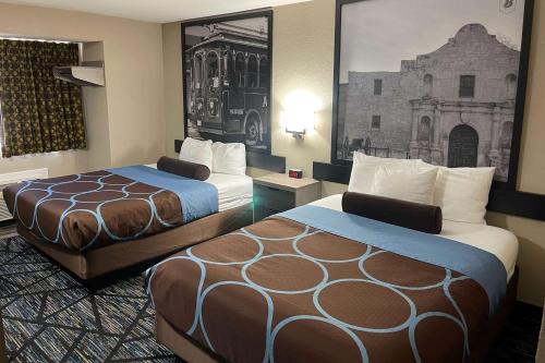 San Antonio Hotel | Super 8 by Wyndham San Antonio Downtown NE