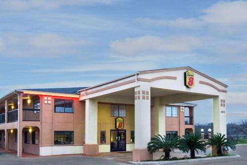 Pecan Valley Hotel | Super 8 by Wyndham San Antonio/Riverwalk Area
