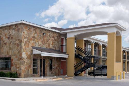 North San Antonio - SAT Hotel | Super 8 by Wyndham San Antonio Near Fort Sam Houston