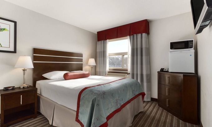 Saskatoon Downtown Hotel | Super 8 by Wyndham Saskatoon Near Downtown