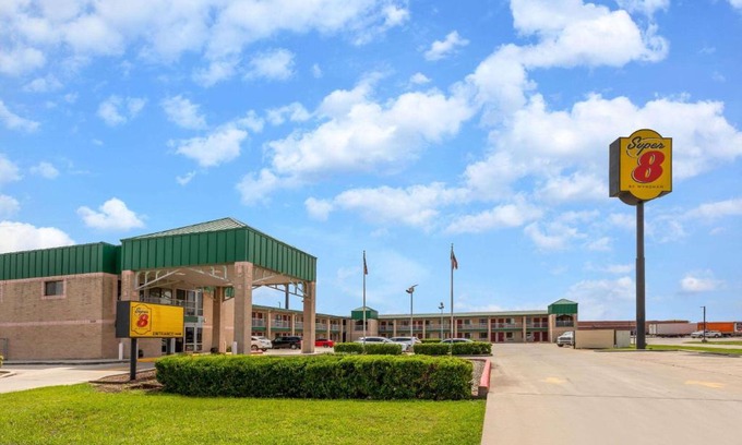 Seguin Hotel | Super 8 by Wyndham Seguin