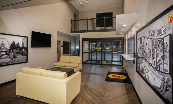 St. Louis Hotel | Super 8 by Wyndham St. Louis North