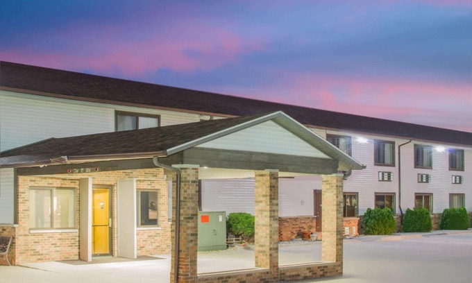 Story City Hotel | Super 8 by Wyndham Story City