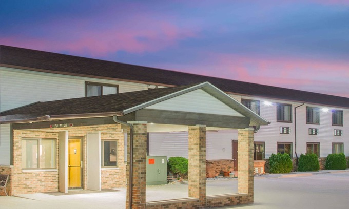 Story City Hotel | Super 8 by Wyndham Story City