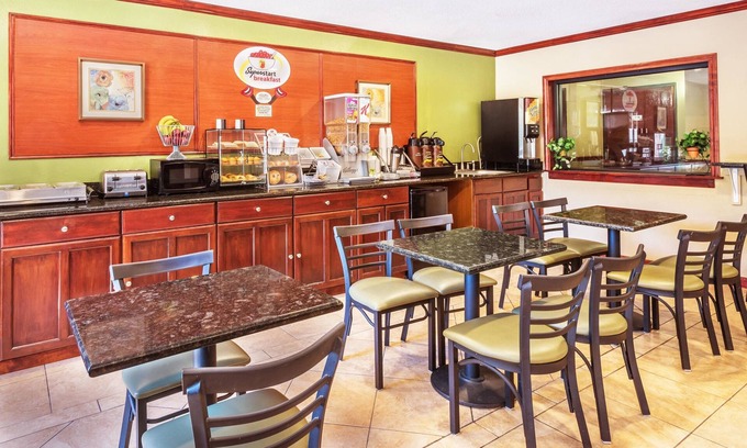 Tilton Hotel | Super 8 by Wyndham Tilton/Lake Winnipesaukee