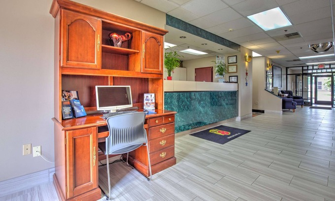 Waterloo Hotel | Super 8 by Wyndham Waterloo