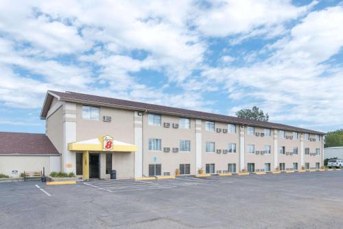 Watertown Hotel | Super 8 by Wyndham Watertown