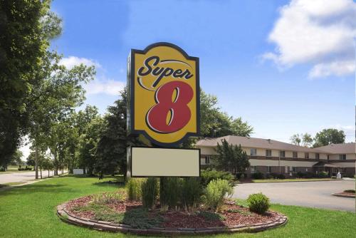 Whitewater Hotel | Super 8 by Wyndham Whitewater WI