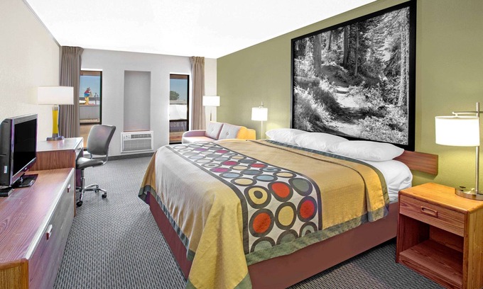 Windsor Hotel | Super 8 by Wyndham Windsor/Madison North