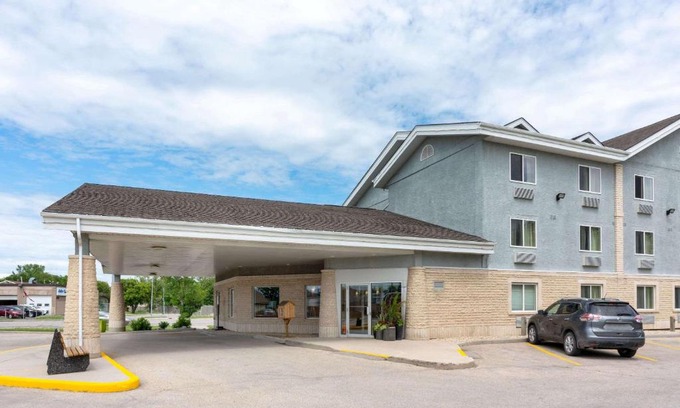 Winnipeg Hotel | Super 8 by Wyndham Winnipeg West