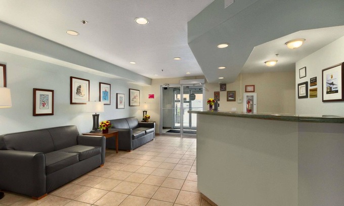Yellowknife Hotel | Super 8 by Wyndham Yellowknife