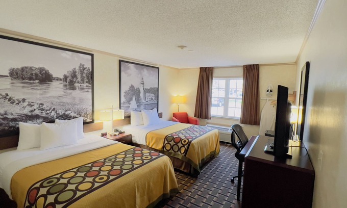 Maumee Hotel | Super 8 Maumee/Toledo, OH