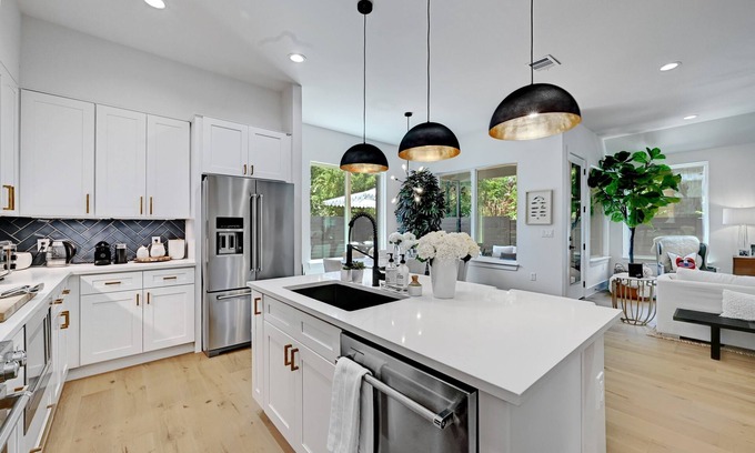Rosewood House | Super Chic Home in the Heart of Austin- walk to shop, eat, and dine!