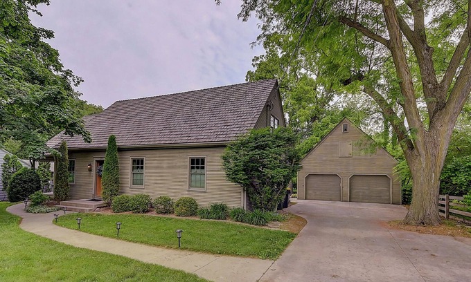 Iowa City House | Super close to everything! 5 bedrooms close to Hawkeye events & the Hospital