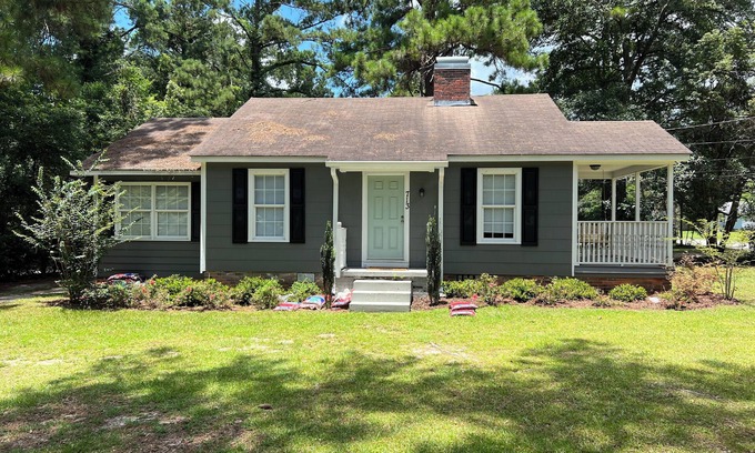Thomasville House | Super Cozy Cottage is updated, fully stocked and close to Downtown Thomasville!