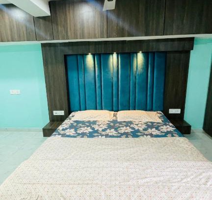 Udhna House | Super cozy room with Balcony/2-4 People/AC
