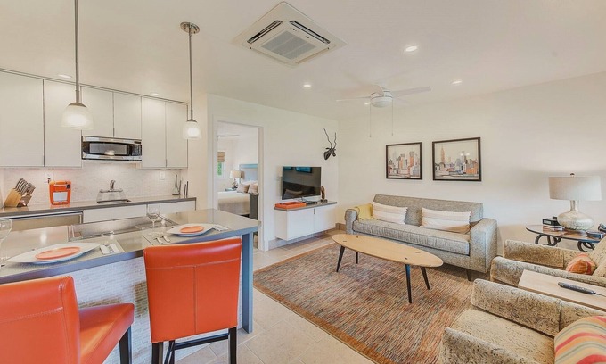 St. Pete Beach Condo | Super-cute 1/1 on ICW, walk to Gulf beaches. 1+ Month stay