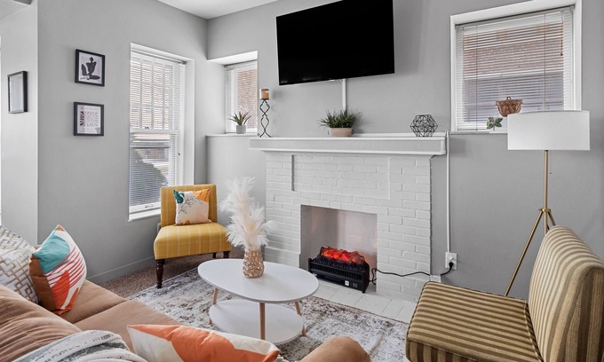 DeBaliviere Place Apartment | Super Cute 1 Bedroom FREE Parking Near Delmar Loop