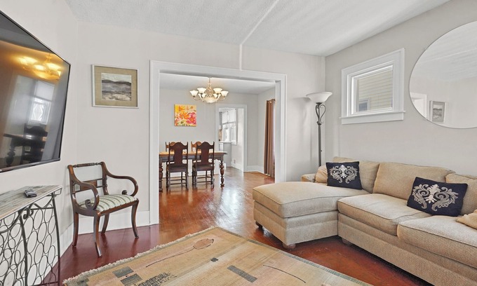 Ferndale House | Super Cute & Comfy Home in Ferndale with 2B, 2Full Bath, Big TV, Porch, AC, WiFi