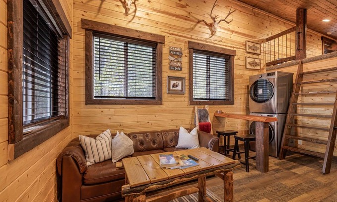 Island Park Cabin | SUPER CUTE RUSTIC & CLEAN HOME 40 minutes to YNP