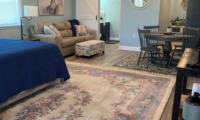 Okmulgee County Apartment | Super cute studio apartment south of Tulsa! Newly renovated and ready to go!